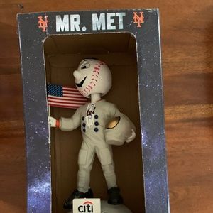 NY Mets Mr. Met on the moon bobblehead
